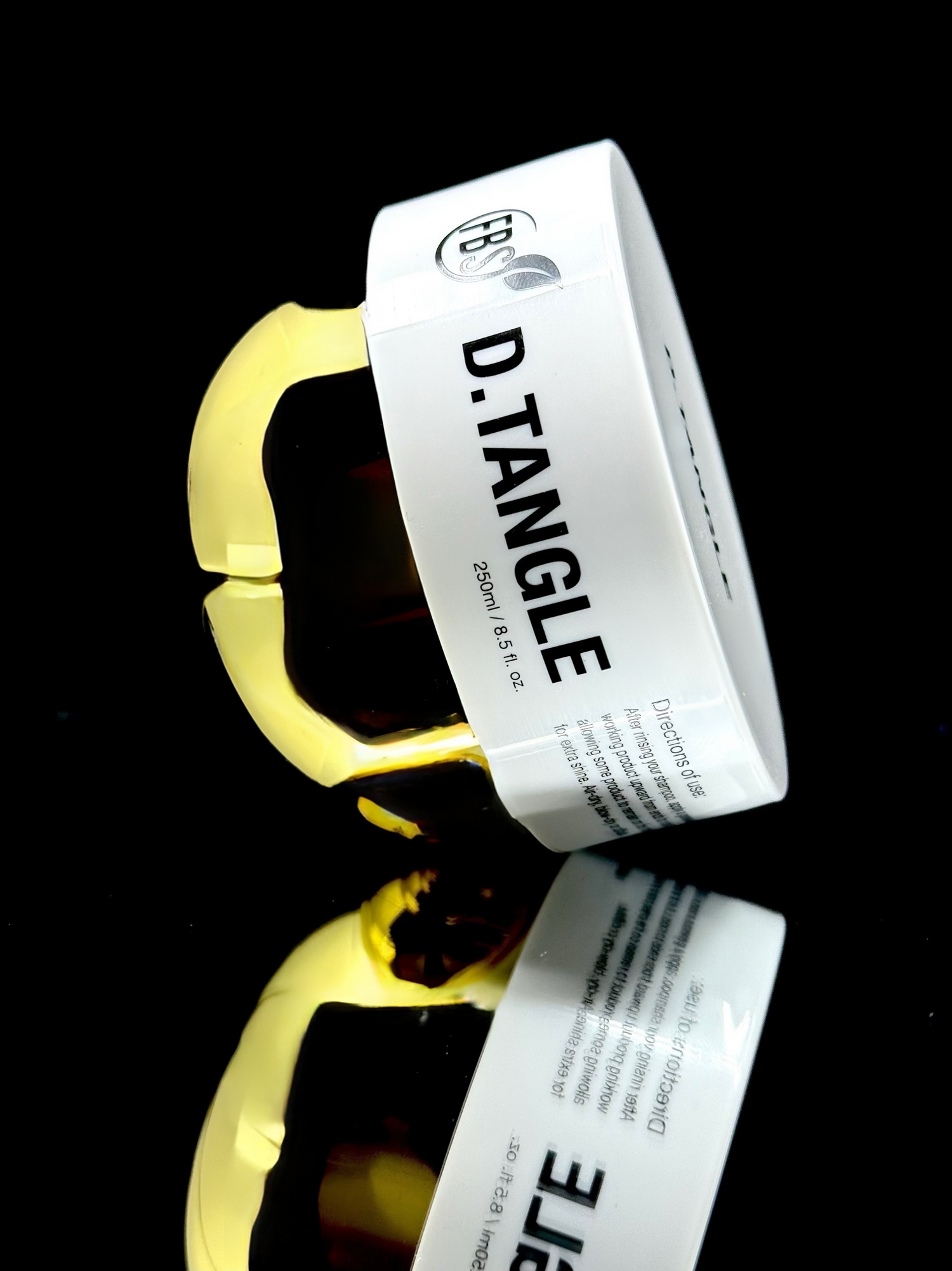 a tilted D.tangle jar with its reflex under 
